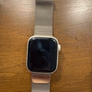 LIKE NEW Apple Smartwatch Series 8 with Gold Mesh Band